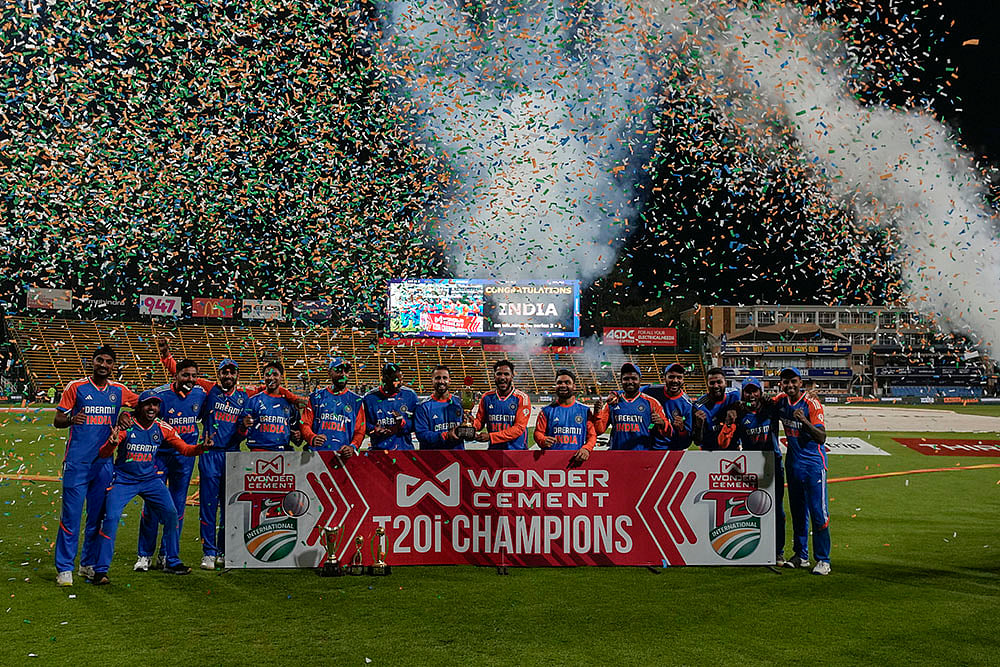 | Photo: AP/Themba Hadebe : IND vs SA 4th T20: Indian players celebrate with the winners trophy