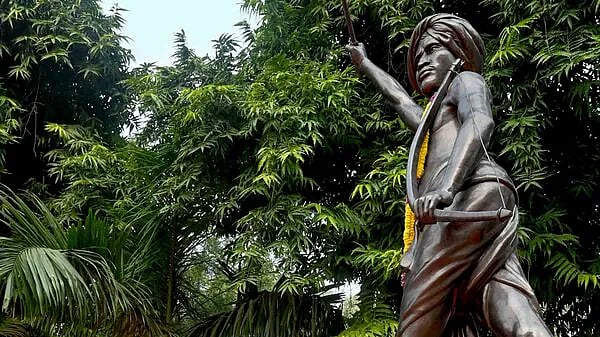 PTI : Delhi's Sarai Kale Khan Chowk has been renamed as Birsa Munda Chowk