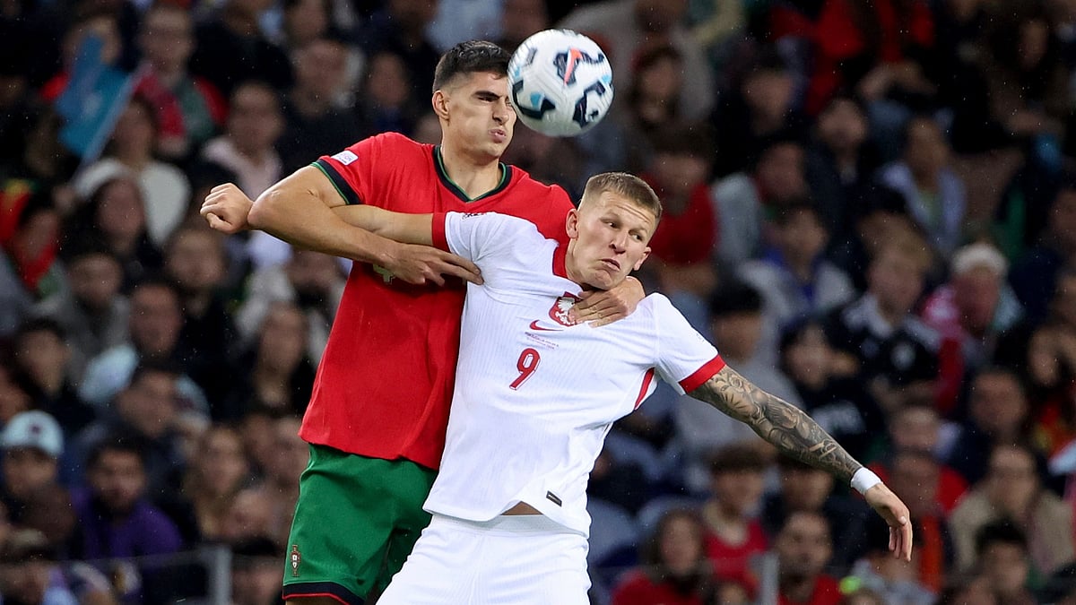 AP Photo/Luis Vieira : Portugal's Antonio Silva fouls Poland's Mateusz Bogusz, right, during the UEFA Nations League soccer match between Portugal and Poland at the Dragao stadium in Porto.