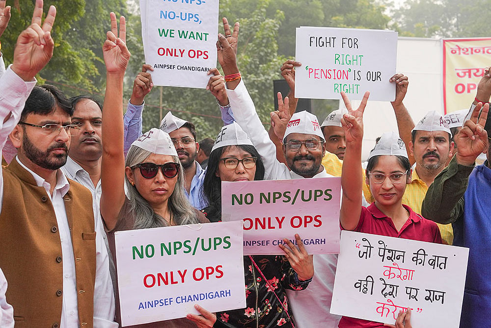 Protest for old pension scheme restoration