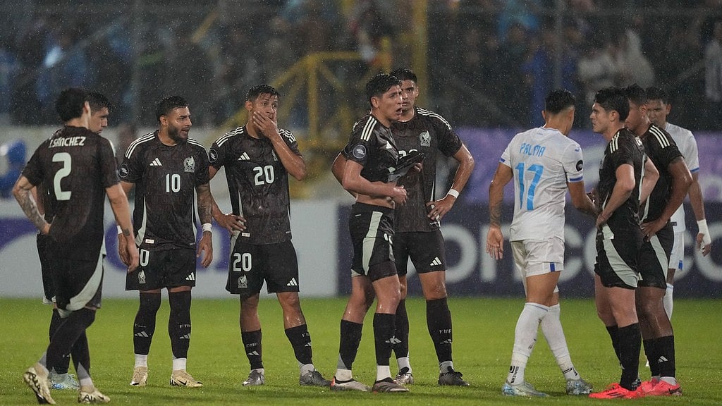 AP/Moises Castillo : Mexico players react after losing 0-2 against Honduras at the end of a Concacaf Nations League quarterfinal first leg soccer match at the Francisco Morazan stadium in San Pedro Sula, Honduras