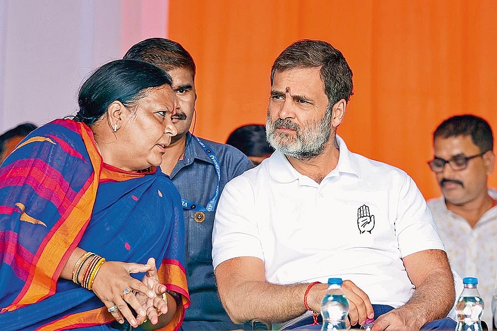 Rahul Gandhi meets women politicians in Godda ahead of the Jharkhand Assembly polls