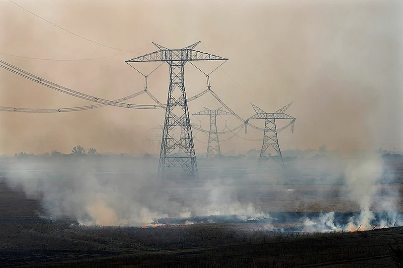 North India Air pollution photo gallery_Stubble burning near Bundelkhand expressway