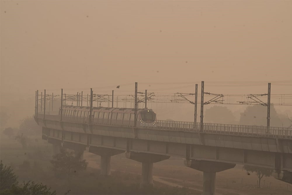 North India Air pollution photo gallery_metro train runs amid smog