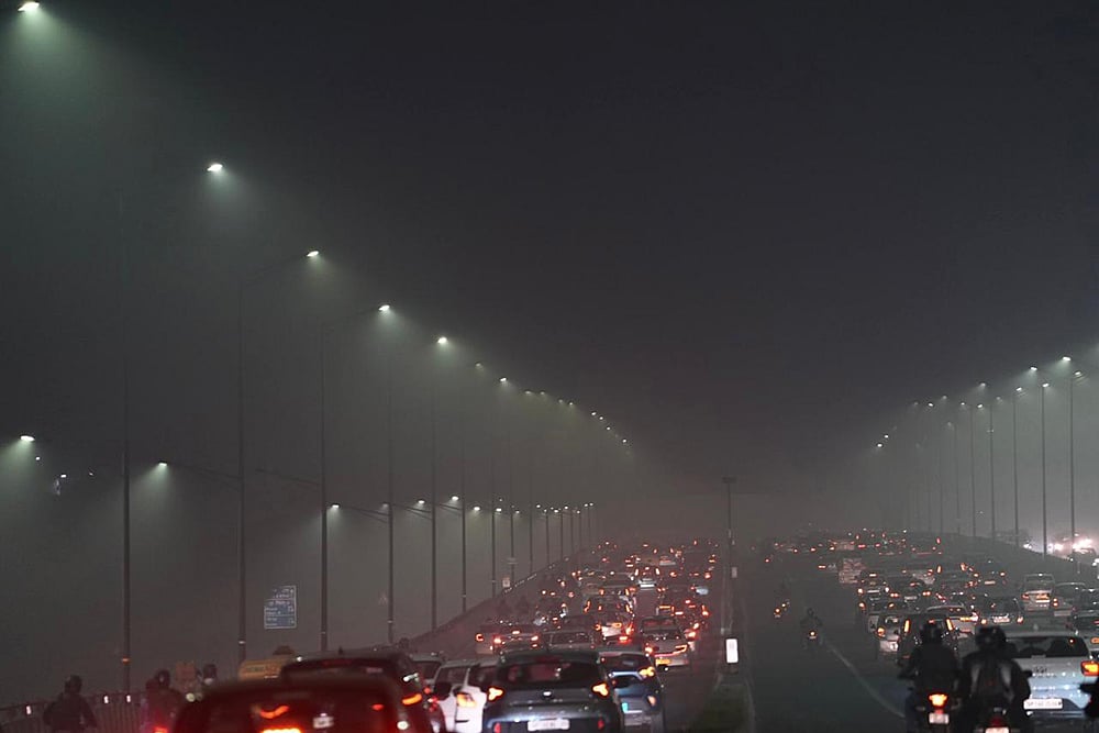 North India Air pollution photo gallery_Smog near Akshardham Temple 