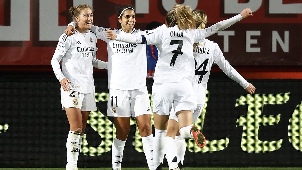 Madrid celebrate Redondo's goal against Twente