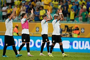 | Photo: AP/Andre Penner : Football World Cup 2026 Qualifiers: Uruguay's players applaud at the end of match against Brazil