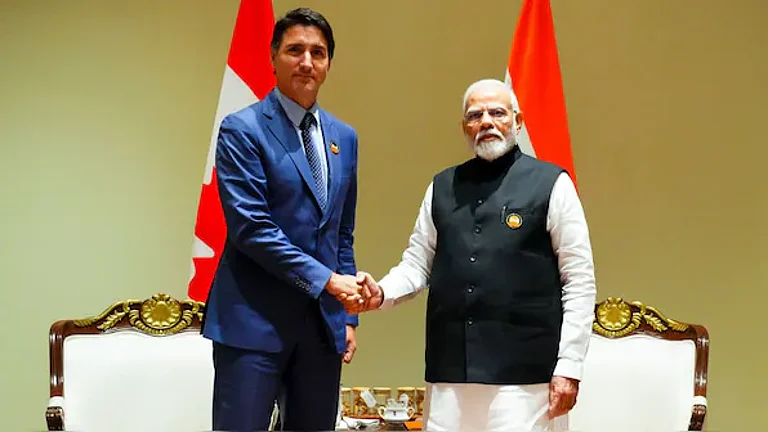 Canadian PM Justin Trudeau (L) with PM Narendra Modi (R) - AP