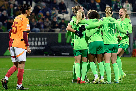 Women's Champions League: Alexandra Popp and her teammates celebrate the opening goal 