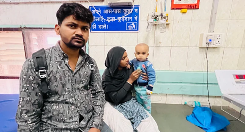 Md Armaan Sheikh getting his son nebulised at Delhi’s Kalawati Saran Childrens Hospital