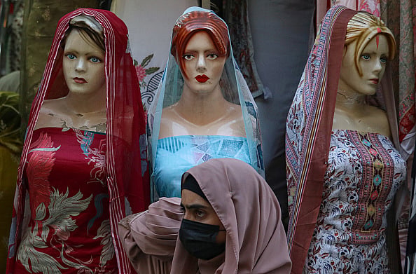 Getty Images  : Woman or Mannequin   