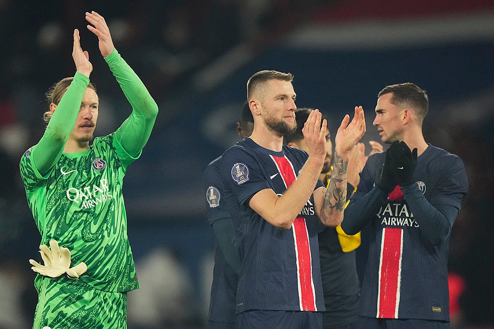 | Photo: AP/Michel Euler : Ligue 1: PSG players acknowledge their fans after the match