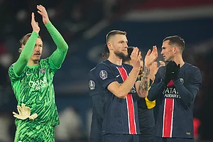 | Photo: AP/Michel Euler : Ligue 1: PSG players acknowledge their fans after the match