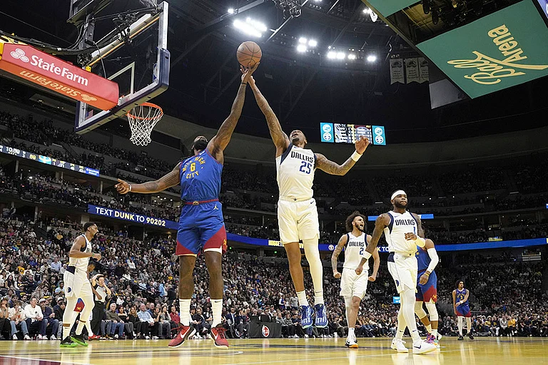 NBA 2024-25: Nuggets center DeAndre Jordan (6) and Mavericks forward P.J. Washington (25) go after a rebound - | Photo: AP/Jack Dempsey