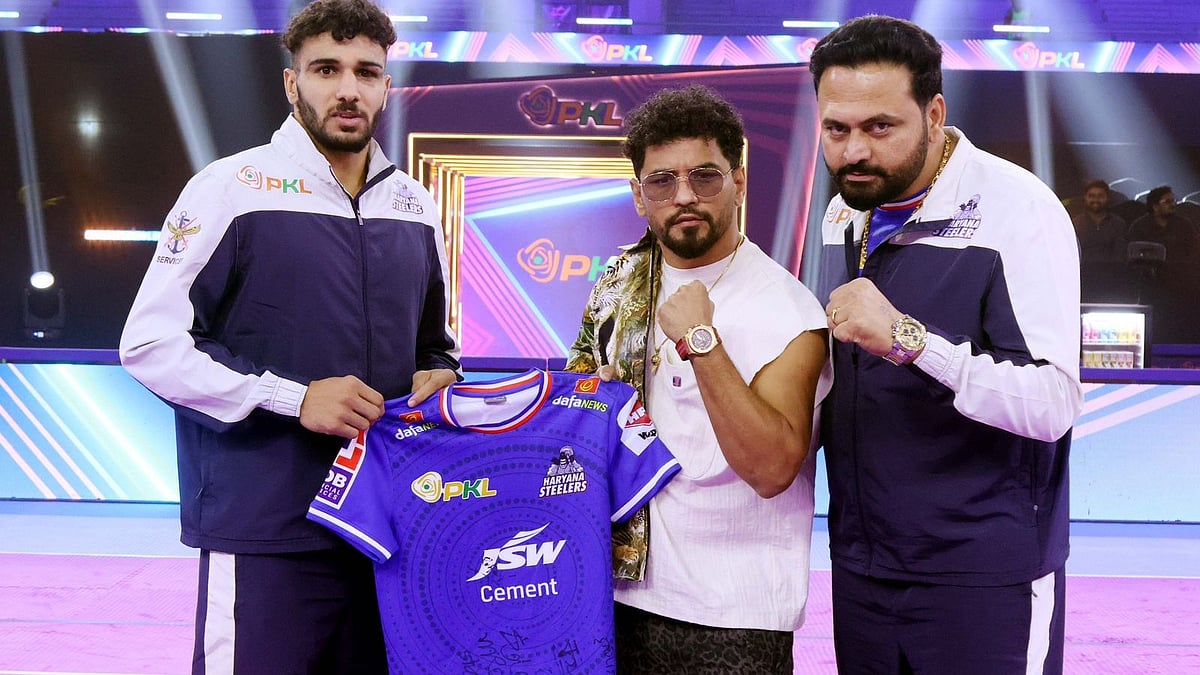Indian boxer Neeraj Goyat with Haryana Steelers' Captain Jaideep Dahiya and Head Coach Manpreet Singh of Haryana Steelers. - Haryana Steelers