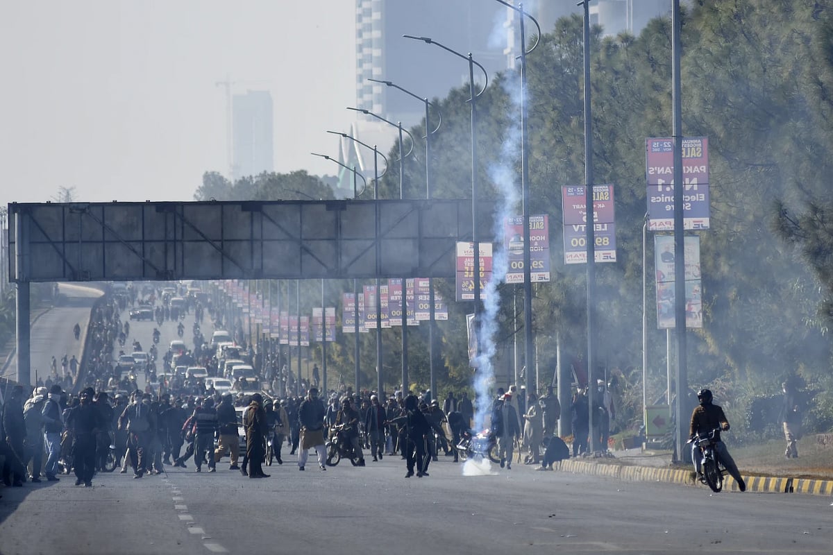 AP : Pakistan Protests