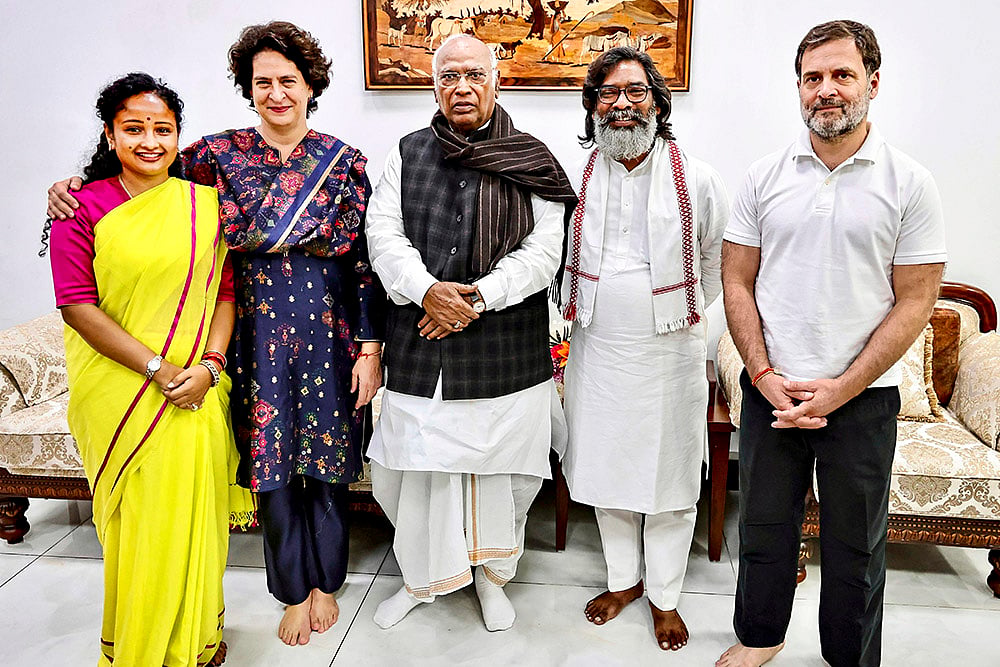 Hemant Soren meets Congress leaders Rahul Gandhi