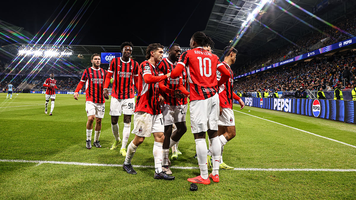 Milan celebrate Rafael Leao's goal to go 2-1 up - null