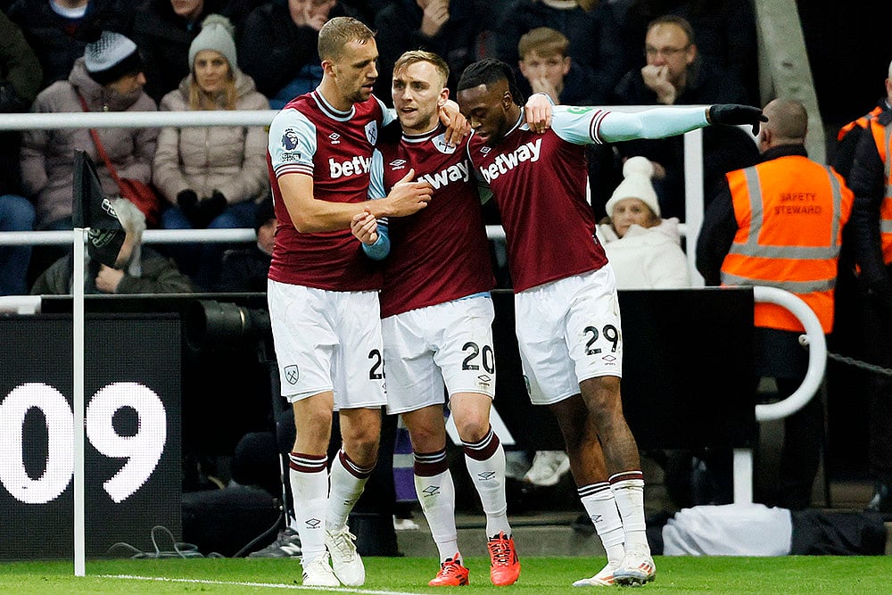 EPL 2024-25: West Ham United's scorer Aaron Wan-Bissaka with Tomas Soucek, left, and Jarrod Bowen, center, celebrate their side's second goal  - | Photo: Richard Sellers/PA via AP