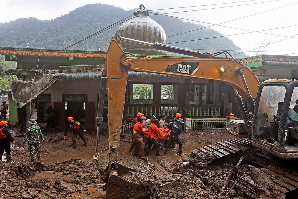 Indonesia: Flash Floods & Landslides Devastate Sumatra Photos_5