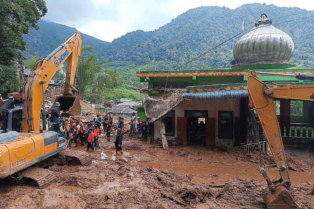 Indonesia: Flash Floods & Landslides Devastate Sumatra Photos_4