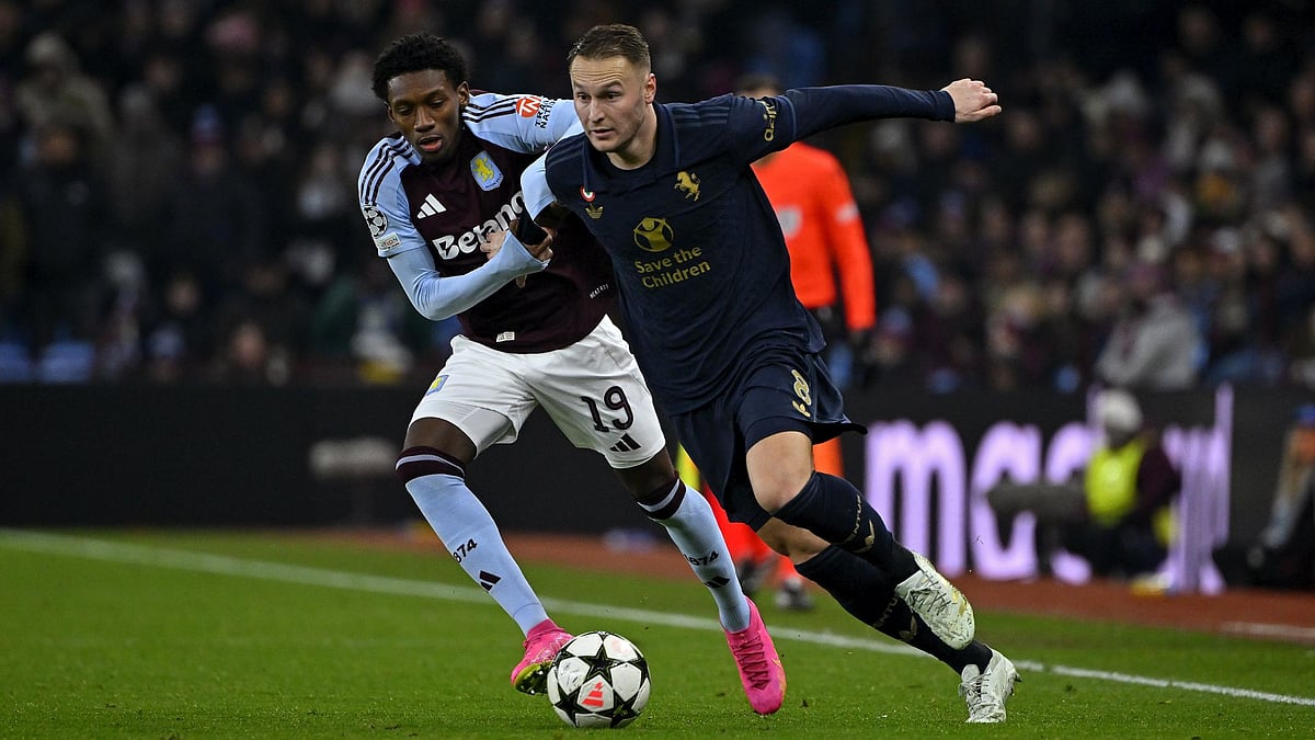Philogene and Koopmeiners vie for the ball. - null