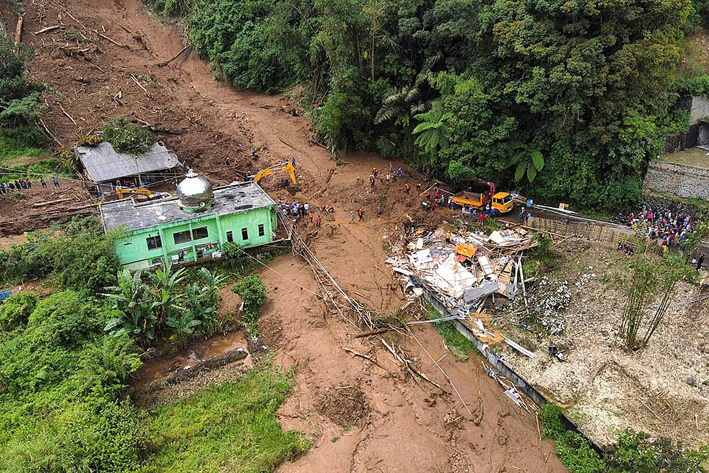 Indonesia: Flash Floods & Landslides Devastate Sumatra Photos_3