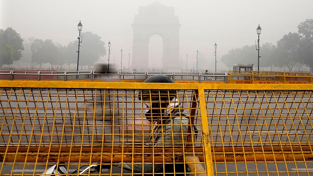 Photo: AP/Manish Swarup : Air Pollution: Smog blankets Delhi-NCR