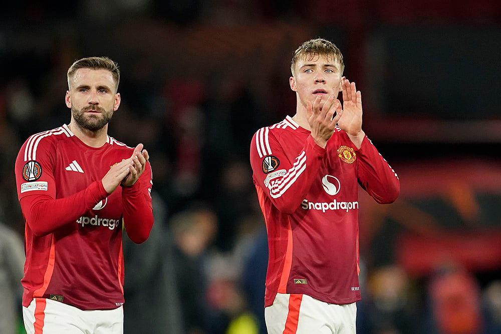 | Photo: AP/Dave Thompson : UEFA Europa League: Manchester United's Luke Shaw, left, and Manchester United's Rasmus Hojlund greet fans at the end of the match