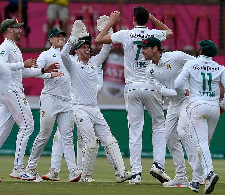 | Photo: AP/Themba Hadebe : RSA Vs SL, 1st Test Day 3: South Africa's players congratulate Marco Jansen after dismissing Sri Lanka's Kamindu Mendis