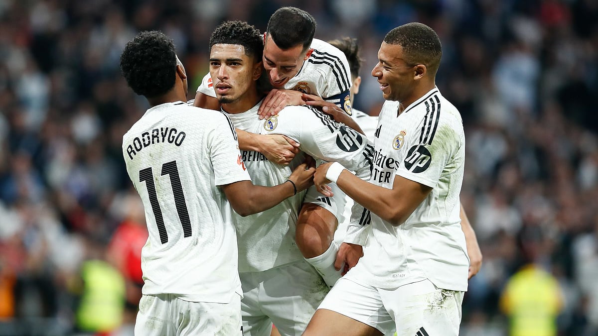Real Madrid celebrate after Bellingham's goal