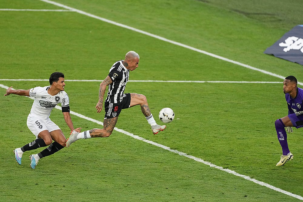 Copa Libertadores Final Botafogo vs Atletico Mineiro football gallery: Eduardo Vargas