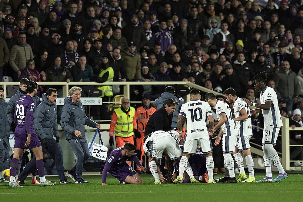 | Photo: Massimo Paolone/LaPresse via AP : Serie A soccer: Players encircle Edoardo Bove of Fiorentina, who is injured