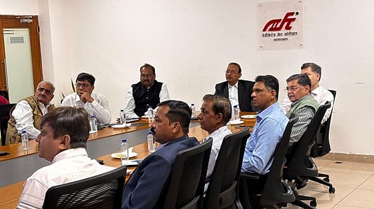 DFCCIL’s Group General Manager, Business Development, Shri S.P. Verma Reviewed The Business Development Initiatives Of Vadodara Unit And Conducted A Business Development Meeting At Ahmedabad