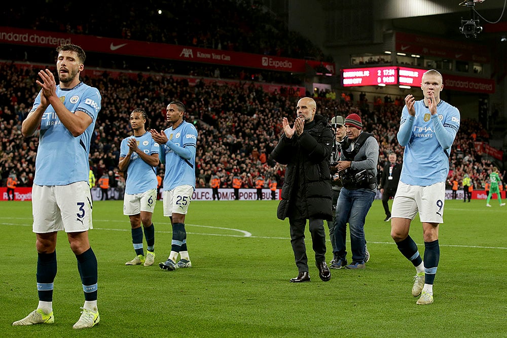 English Premier League 2024-25: Manchester City's head coach Pep Guardiola, center, and the players applaud the fans  - | Photo: AP/Ian Hodgson