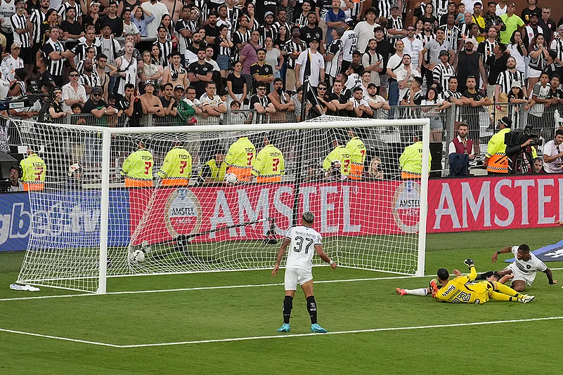Copa Libertadores Final Botafogo vs Atletico Mineiro football gallery: Junior Santos