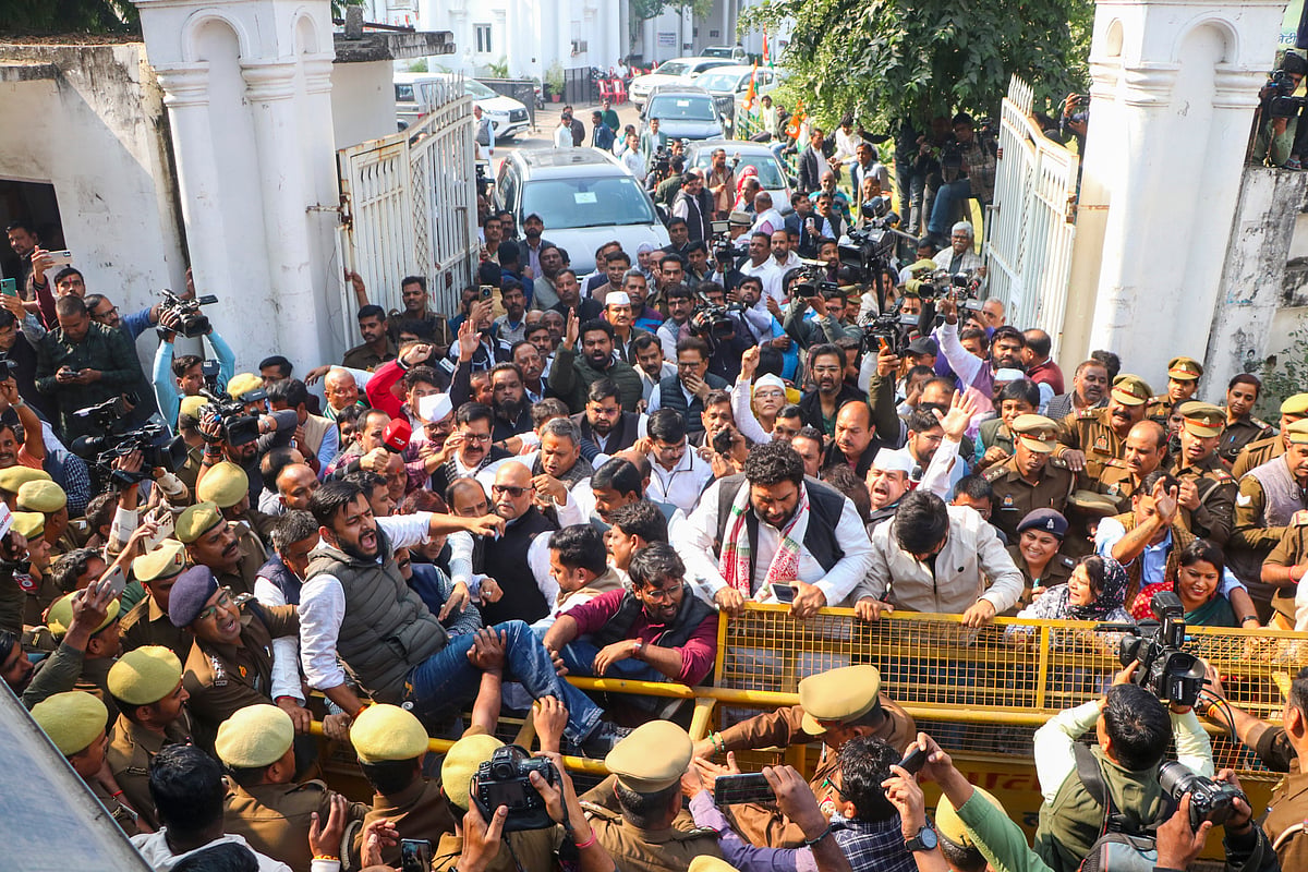 -PTI | Nand Kumar : Cong Workers Scuffle With Police In Lucknow As Party Delegation Stopped From Going To Sambhal