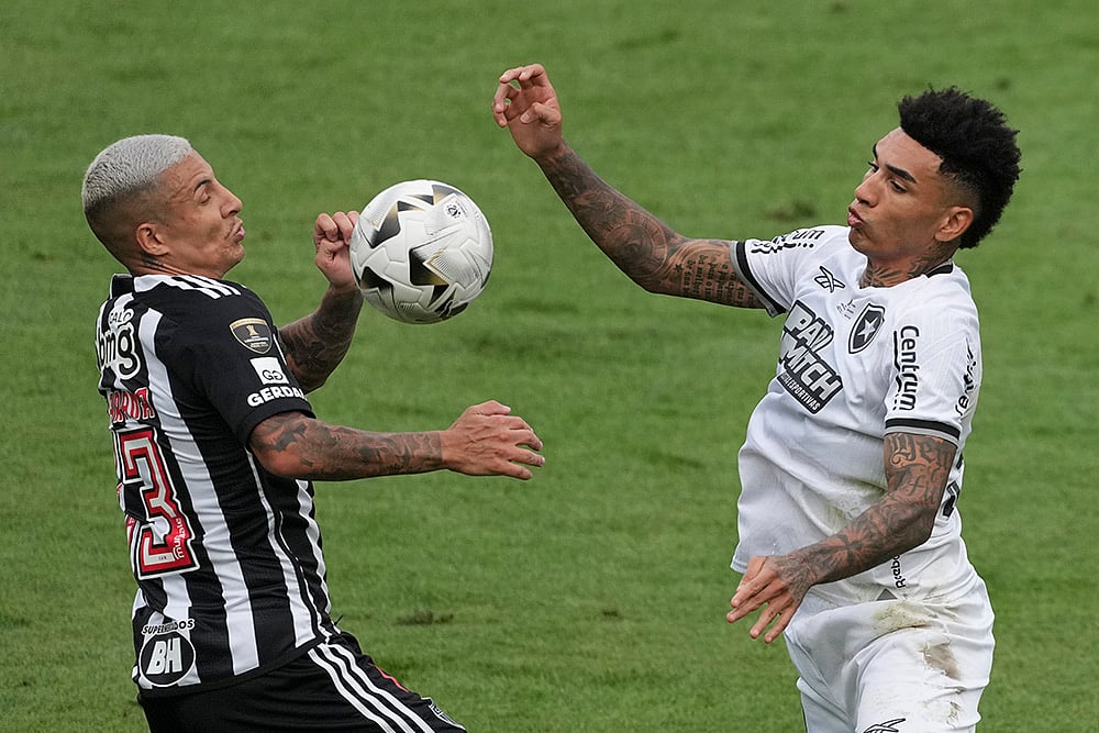 Copa Libertadores Final Botafogo vs Atletico Mineiro football gallery: Guilherme Arana
