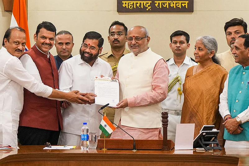 Fadnavis stakes claim to form Maha Govt.