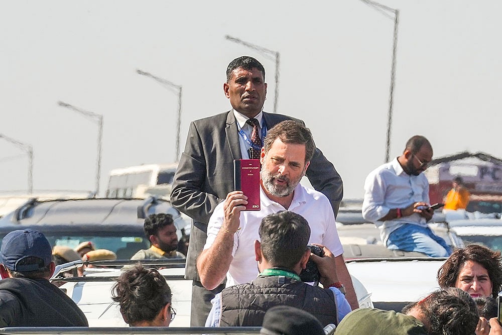 | Photo: PTI/Kamal Singh : Rahul, Priyanka stopped at Ghazipur border