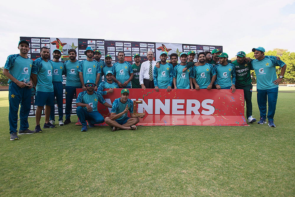 | Photo: AP/Wonder Mashura : ZIM Vs PAK, 3rd T20I: Pakistan pose with the series trophy