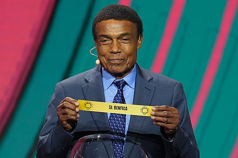 FIFA Club World Cup Draw: Teófilo Cubillas displays SL Benfica