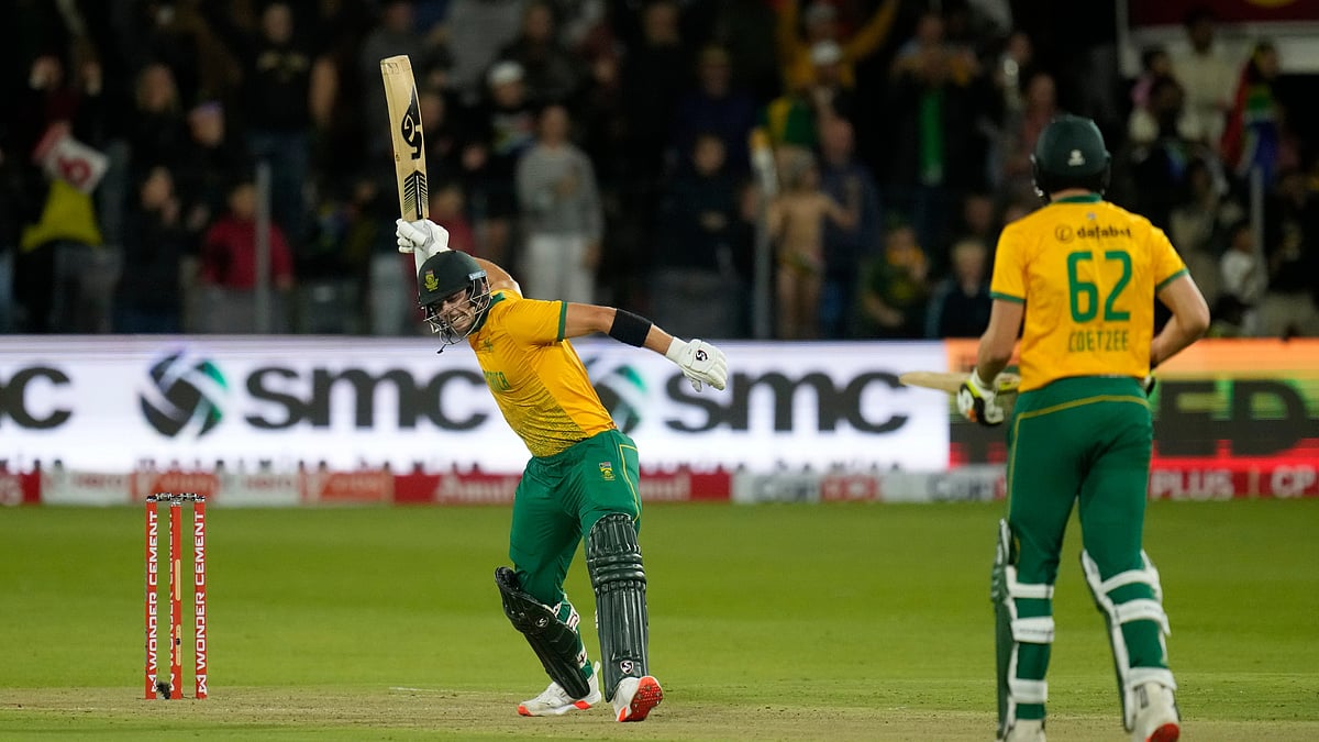 (AP Photo/Themba Hadebe) : India's Hardik Pandya, left, watches the ball as South Africa's Reeza Hendricks, center, and Tristan Stubbs run between the wickets to score during the second T20 cricket match between South Africa and India at St George's Park in Gqeberha, South Africa, Sunday, Nov. 10, 2024. 