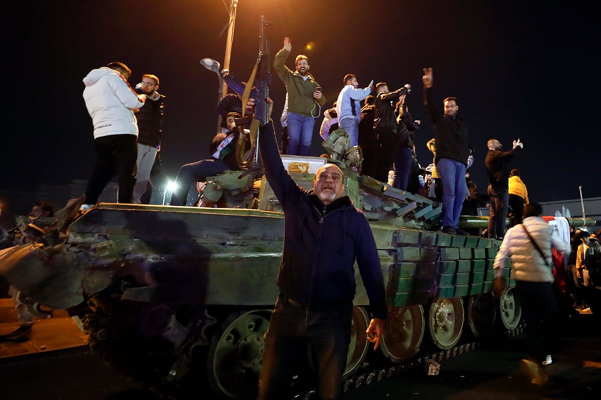 AP photo : Syrians celebrate the arrival of opposition fighters in Damascus, Syria