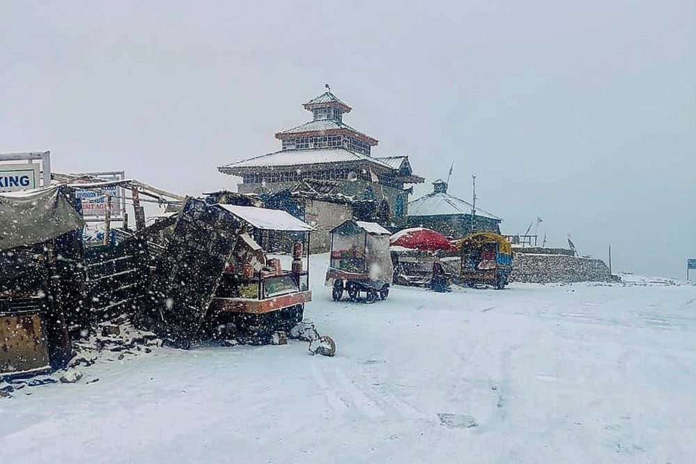 | Photo: PTI : Weather: Snowfall in Shopian