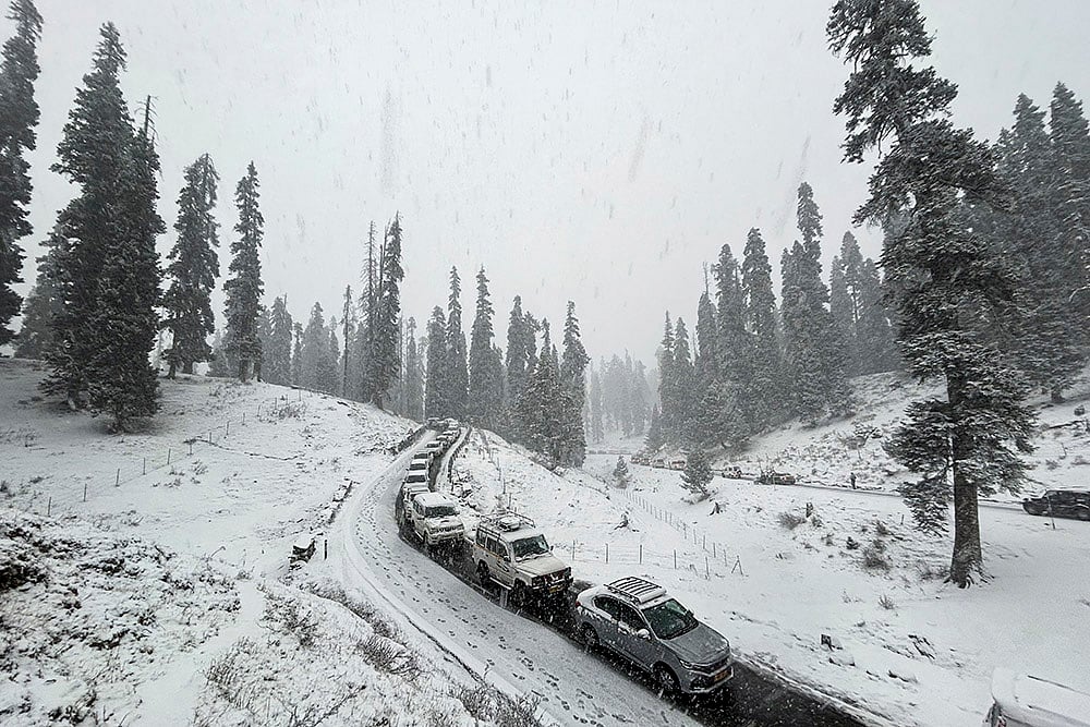 North India weather Snowfall in Gulmarg