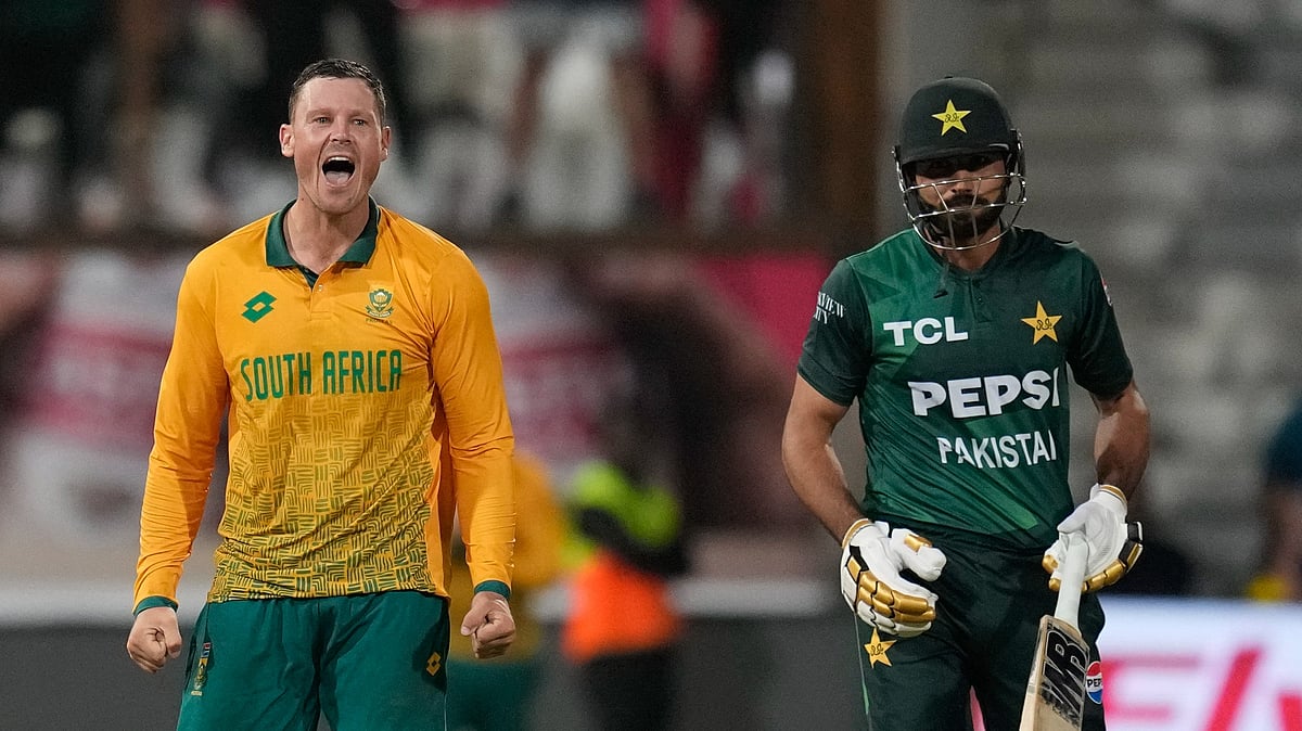 South Africa's George Linde, left, celebrates the wicket of Pakistan's Muhammad Irfan Khan, right, during the first T20 cricket match between South Africa and Pakistan at the Kingsmead stadium in Durban, South Africa, Tuesday, Dec. 10, 2024 - AP/ Themba Hadebe