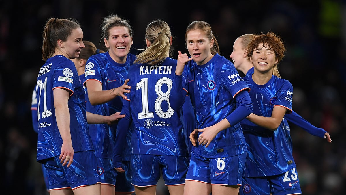 Chelsea celebrate Sjoeke Nusken's goal against FC Twente