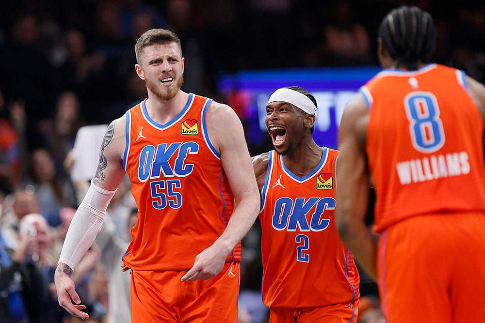 | Photo: AP/Nate Billings : NBA Cup quarterfinals: Thunder guard Shai Gilgeous-Alexander (2) screams next to center Isaiah Hartenstein (55)