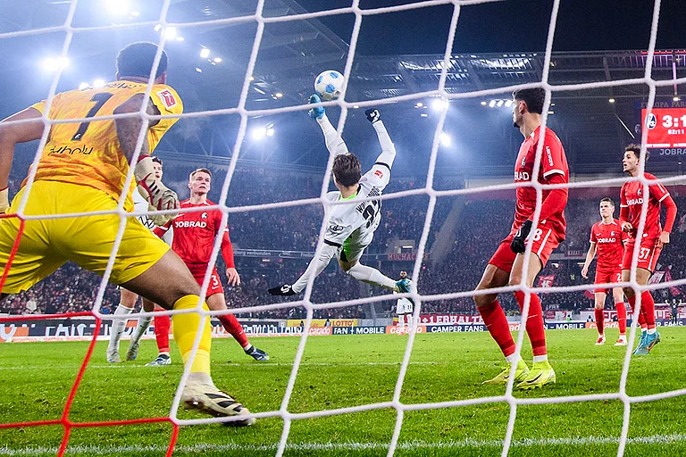 Bundesliga 2024-25: Wolfsburg's Mattias Svanberg scores a goal - | Photo: Tom Weller/dpa via AP